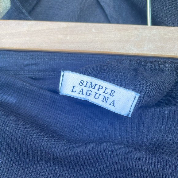 Black linen capris with elastic waist. - Picture 3 of 3